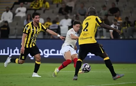 الاتحاد يحسمها في الوقت القاتل أمام ضمك ويواصل الزحف في دوري روشن