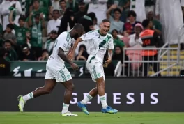 الأهلي يحتفل بآسيا بثلاثية أمام الخلود ويحسم المركز الثالث