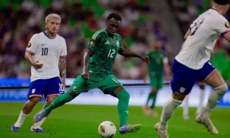 سرقة جواز سفر سعود عبد الحميد تؤخر انضمامه لمعسكر المنتخب السعودي