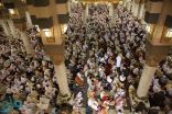 ضيوف برنامج خادم الحرمين الشريفين للعمرة يؤدون صلاة الجمعة بالمسجد النبوي