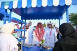 محافظ جدة يسلّم عددًا من العربات المتنقلة ضمن مبادرة أكشاك الأسر “البائع الموسمي”