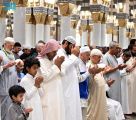 قاصدو المسجد النبوي يصطحبون أطفالهم للصلاة خلال شهر رمضان