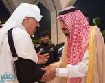 صورة.. للأمير متعب أثناء سلامه على الملك سلمان بمنى.. ومغردون يدعون له بالسلامة