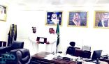 الزهراني يسلم  رئيس مركز ناوان درعًا تذكاريًا لبطولة شهداء الواجب