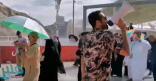 فيديو | رجال أمن يرددون “طلع البدر علينا” في وداع الحُجاج المُتعجلين
