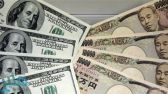 الدولار ينخفض بسبب توقعات الفائدة والين عند أعلى مستوى في 5 أشهر