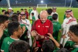 رئيس الاتحاد الدولي لكرة القدم يزور مراكز التدريب الإقليمية للمواهب بجدة