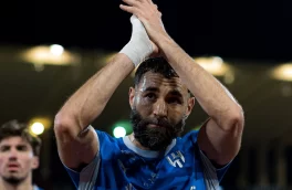 بنزيما يحسم موقفه من مستقبله مع الهلال بعد الفوز على الفيحاء