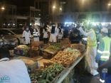 أمانة جدة تتعقب الباعة الجائلين وتضبط 30 طنًا خضروات وأغذية مجهولة المصدر