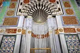 الخطوط والنقوش في المسجد النبوي.. جماليات الحضارة الإسلامية في رحاب دار الهجرة