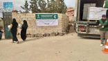 مركز الملك سلمان للإغاثة يوزّع 1.143 من التمور في بلدة الزريقية بمحافظة ريف دمشق
