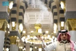 “المطيّبون” ينشرون أزكى روائح العود والطيب في أرجاء المسجد النبوي