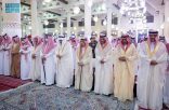 أمير منطقة الرياض يؤدي صلاة الميت على صاحب السمو الأمير خالد بن محمد بن تركي بن عبدالعزيز بن تركي آل سعود