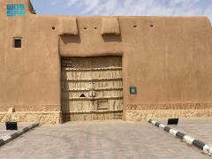 بوابة قصر الملك عبدالعزيز بـ “لينة”.. معلم تاريخي شامخ وحضور متجدد في الذاكرة الوطنية