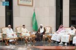 رئيس جمعية علماء المسلمين الجزائريين يزور مجمع الملك فهد لطباعة المصحف الشريف