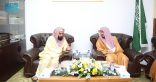 الأمين العام لهيئة كبار العلماء يطلع على سير العمل في فرع رئاسة البحوث العلمية والإفتاء بالمدينة المنورة