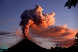 ثوران بركان جبل سوبوتان بجزيرة سولاويسي الإندونيسية