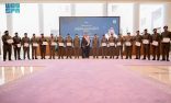 أمير الباحة يكرّم عددًا من منسوبي مكافحة المخدرات بالمنطقة نظير جهودهم الأمنية