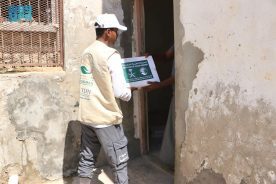 مركز الملك سلمان للإغاثة يوزّع 750 كرتون تمر في مديريتي الضليعة وغيل بن يمين بمحافظة حضرموت