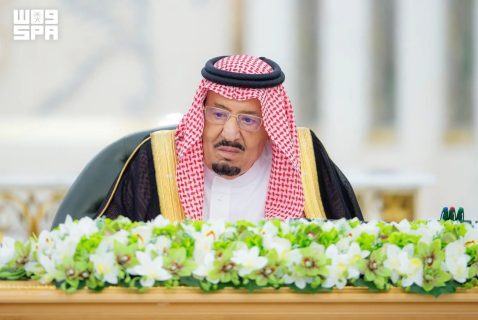 خادم الحرمين الشريفين يرأس جلسة مجلس الوزراء في جدة