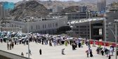 حجاج بيت الله الحرام يرمون الجمرات الثلاث في أول أيام التشريق