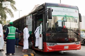 “الشؤون الإسلامية” تُسيّر أكثر من 50 رحلة ترددية يوميًا لنقل ضيوف برنامج خادم الحرمين الشريفين إلى المسجد الحرام