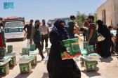 مركز الملك سلمان للإغاثة يوزع 1.898 من السلال الغذائية والحقائب الصحية في إدلب السورية