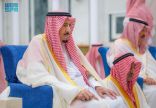 خادم الحرمين الشريفين يؤدي صلاة عيد الفطر في قصر السلام بجدة