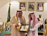 أمير جازان ونائبه يتسلمان ديوان “قصائد العزم في عاصفة الحزم” للشاعر طاهري