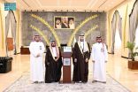 الأمير سعود بن نهار يكرّم جمعية تحفيظ القرآن الكريم بوادي ليه