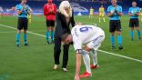 بنزيما يساعد بطلة بارالمبية في ارتداء حذائها قبل مباراة ريال مدريد وفياريال