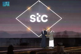 رئيس الاتحاد السعودي للسيارات والدراجات النارية يكرم مجموعة stc الراعي الرئيسي لجائزة السعودية الكبرى للفورمولا 1