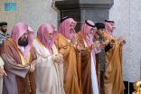 نائب أمير مكة يتقدم المصلين في صلاة الاستسقاء بالمسجد الحرام