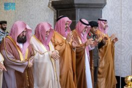 نائب أمير مكة يتقدم المصلين في صلاة الاستسقاء بالمسجد الحرام