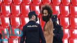 مشجع يقتحم مباراة مانشستر يونايتد وغرناطة عاريا تماما‎