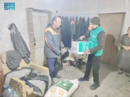 مركز الملك سلمان للإغاثة يوزع (410) سلال غذائية في سمرقند بأوزبكستان