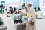 الجوازات تنهي إجراءات مغادرة أولى رحلات ضيوف الرحمن بعد أدائهم مناسك الحج عبر مطار الأمير محمد بن عبدالعزيز بالمدينة المنورة