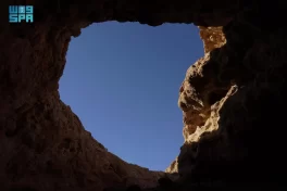 ظاهرة فلكية ترسم “العقرب الأسود” على مدخل كهف الهبكة غرب رفحاء