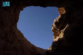 ظاهرة فلكية ترسم “العقرب الأسود” على مدخل كهف الهبكة غرب رفحاء