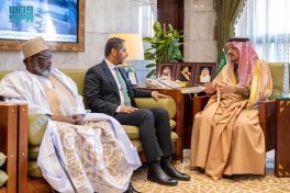 نيابة عن خادم الحرمين الشريفين وسمو ولي العهد.. أمير منطقة الرياض يستقبل عميد السلك الدبلوماسي سفير جيبوتي ورؤساء المجموعات الجغرافية المعتمدين لدى المملكة