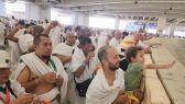 حجاج بيت الله الحرام يرمون جمرة العقبة يوم النحر