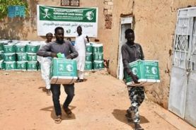 مركز الملك سلمان للإغاثة يوزع 3.830 سلة غذائية في محلية كرري بولاية الخرطوم في السودان