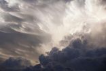 “الأرصاد” ينبه 9 مناطق: أمطار ورياح شديدة وأتربة مثارة وموجة حارة