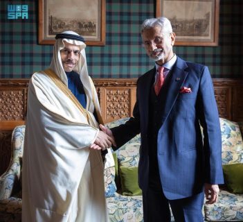 سمو وزير الخارجية يلتقي وزير خارجية الهند