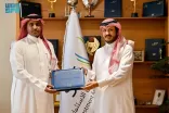 تسليم شارة منتدى الاستثمار الرياضي لرئيس الاتحاد السعودي للدراجات