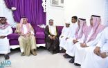 أمير جازان ينقل تعازي القيادة لذوي الشهيد الجندي حكمي