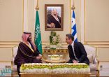 ولي العهد يعقد اجتماعًا مع رئيس وزراء اليونان