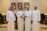 مدير جامعة أم القرى يكرِّم مساعدة مدير إدارة كلية الطب