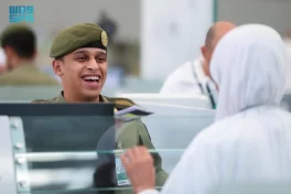 الجوازات بمطار الأمير محمد بن عبدالعزيز تستقبل أولى رحلات ضيوف الرحمن من جمهورية إندونيسيا القادمين لأداء فريضة الحج لعام 1447هـ
