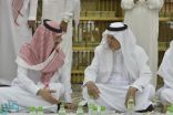 بالفيديو.. الفيصل ونائبه يشاركان رجال الأمن الإفطار في المسجد الحرام